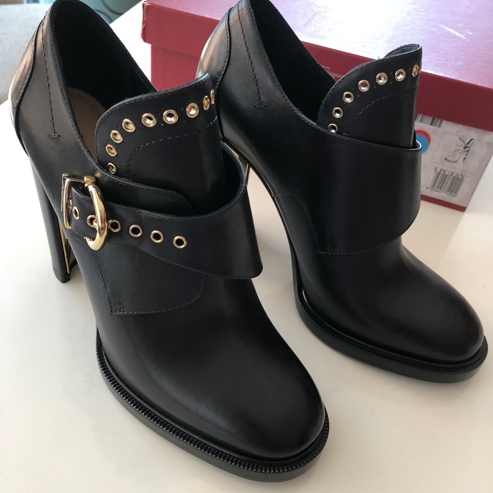 Salvatore Ferragamo Black Leather Nevers - 9 M